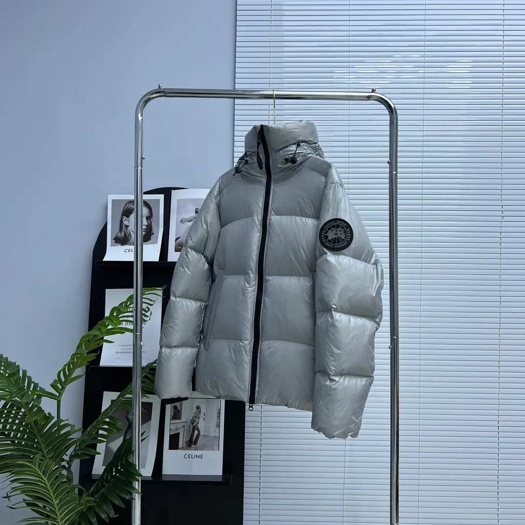 P760 𝘾𝘼𝙉𝘼𝘿𝘼 𝙂𝙊𝙊𝙎𝙀/Canada Goose 2023 Limited New Crofton Puff Down Jacket Pure Guangzhou Inspection 80 White Duck Down Filling‼  Top version, ceiling level‼ Crofton soft bread, the latest style in 2023, has a cold protection effect of up to level 4. It is made of recycled Feather-Light tear-resistant fabric. It is ultra-light and has no weight on the upper body at all! The unique black label highlights your temperament‼  Canada Goose, a Canadian brand, has always been recognized as the warmest down jacket. Various Instagram celebrities, Internet celebrities, and celebrities often wear it for street photos. I do Canada Goose every year, but I still can’t get rid of my love for geese. No matter how cold the winter is, there is no need to be afraid, because there are geese! Filled with 80% white duck down, Canada Goose is the legendary warmest down jacket and is known as a must-have for Arctic outdoor sports! The most popular down jacket in the world, celebrities are rushing to buy it, it is a must-have! Same style for men and women Size: S~XXL
